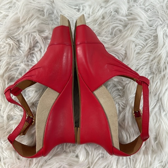EARTHIES ARTSY Ankle Strap Wedge Sandals Heels Womens
10 Ruby Red VERIA LEATHER - Picture 9 of 15